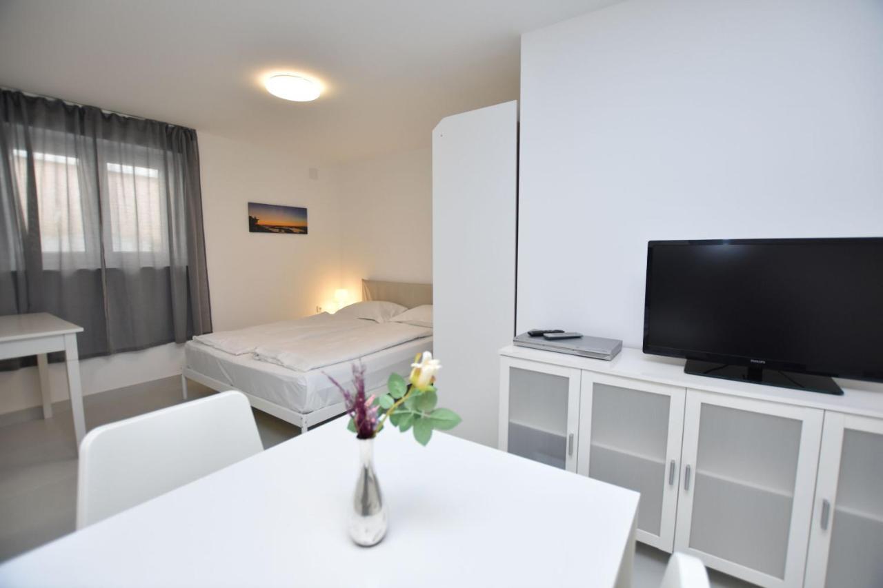 Apartments Leonardo Примоштен Экстерьер фото