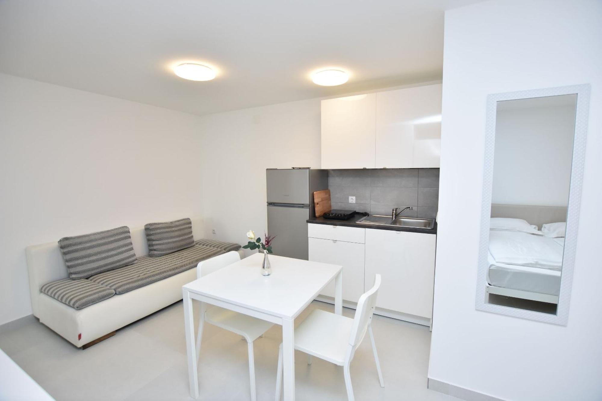 Apartments Leonardo Примоштен Экстерьер фото